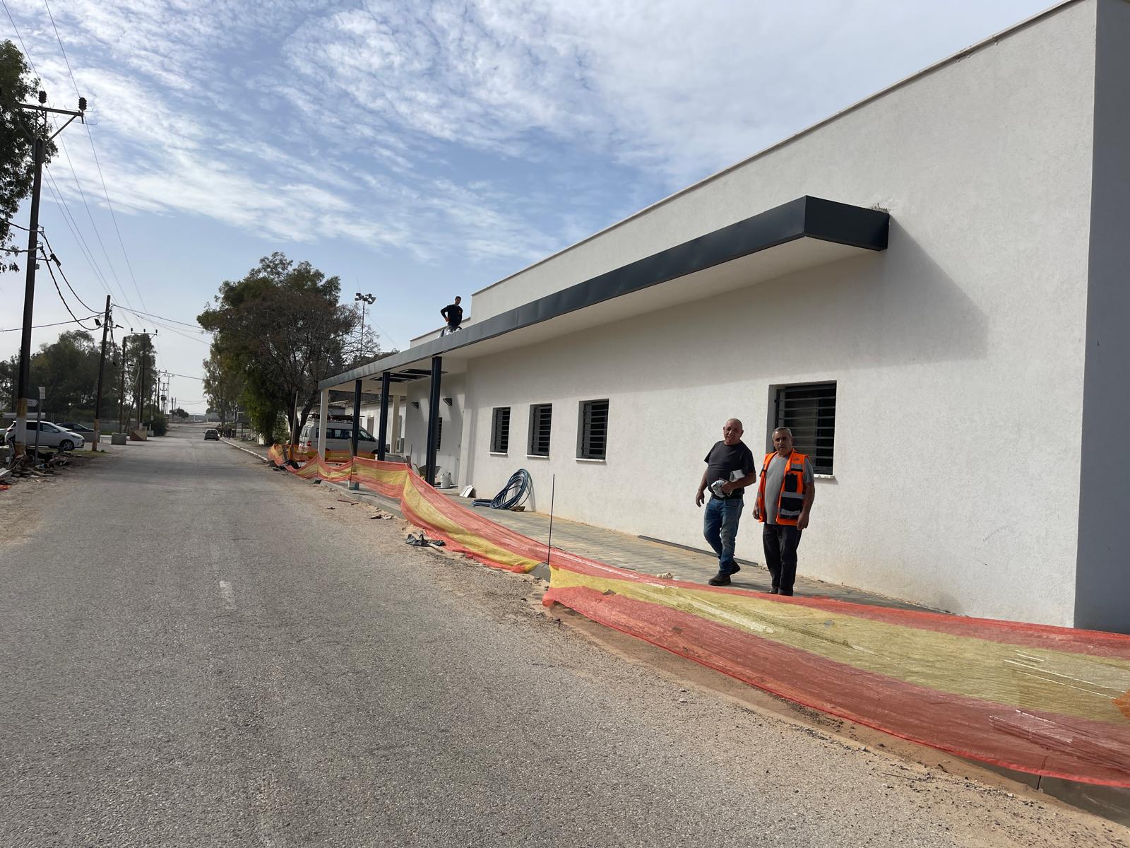 חיפוי אלומיניום – צוות בעבודה מחנה אופר