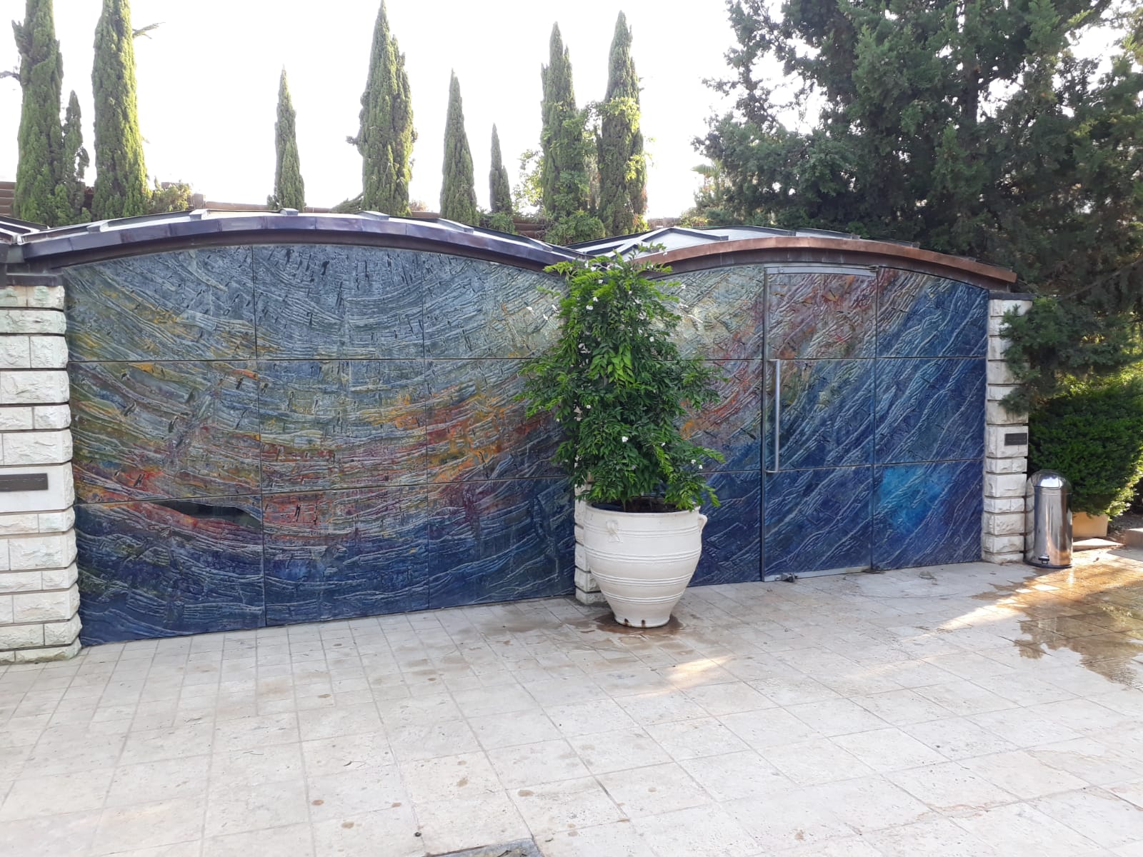 נחושת בחזית בית הכנסת בבית הנשיא