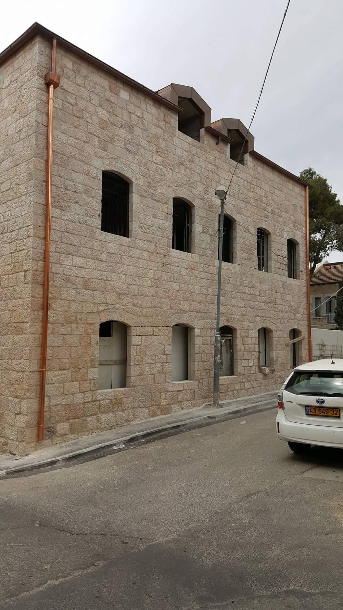 מרזב נחושת – מבנה אבן ירושלמית