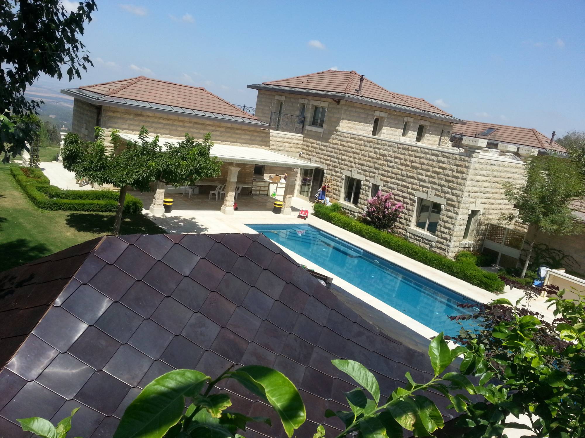 גג קשקשים – וילה עם בריכה