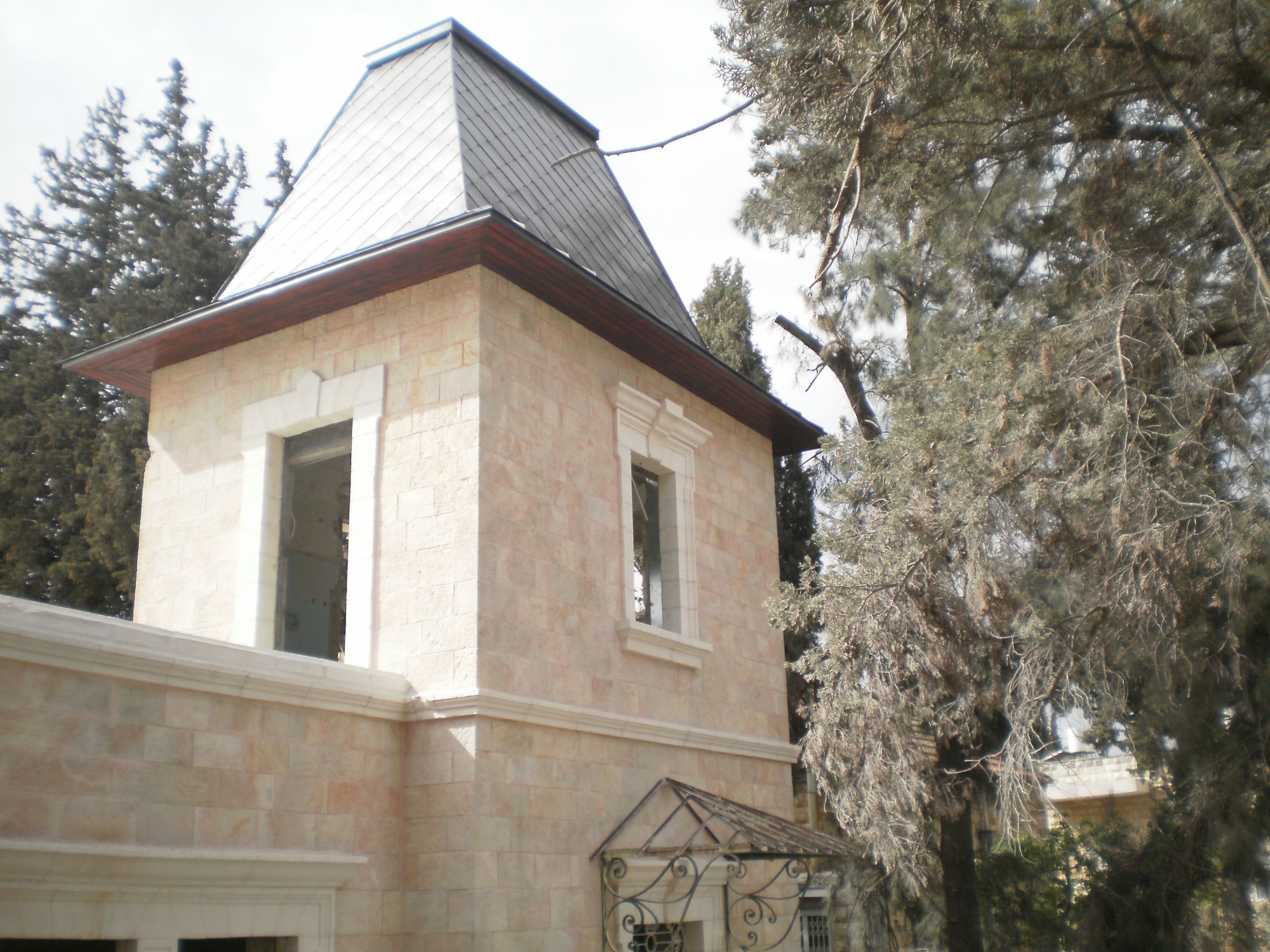גג קשקשים – צריח אבן ירושלמית