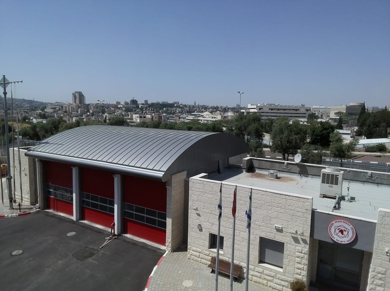 גג פלסונל באבץ במבנה כיבוי אש בירושלים