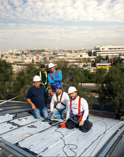 הצוות שלנו בעבודה על הגג